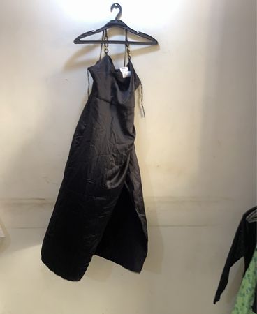 Schwarzes Satin-Maxikleid mit Kettenträgern