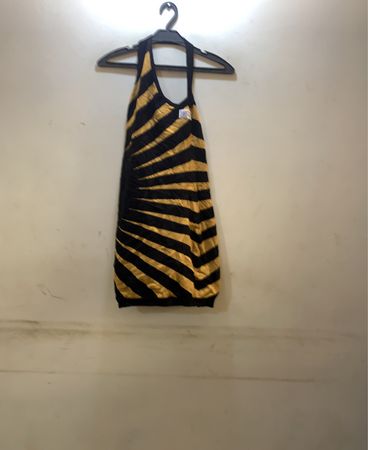 Schwarz-gelb gestreiftes Neckholderkleid