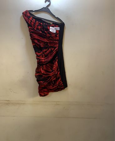 Rüschentop-Ein-Schulter-Kleid