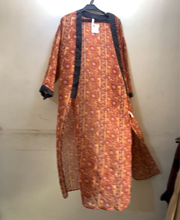 Oranger Blumenmuster-Kimono mit schwarzem Saum