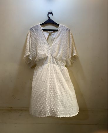 FaithVintage Weißes Texturiertes Mini-Kleid mit Schleifendetail