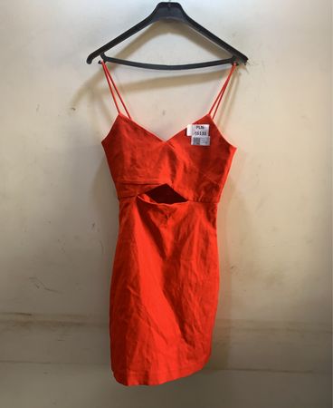 Oranges Spitzenkleid mit Spaghetti-Trägern und Cut-Outs