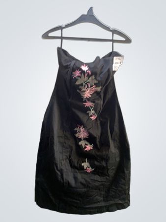 Schwarzes trägerloses Kleid mit floraler Stickerei