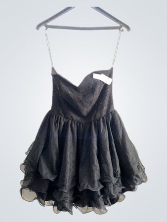 Schwarzes trägerloses Rüschenkleid