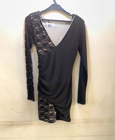 Schwarzes Spitzen-Rüschenkleid