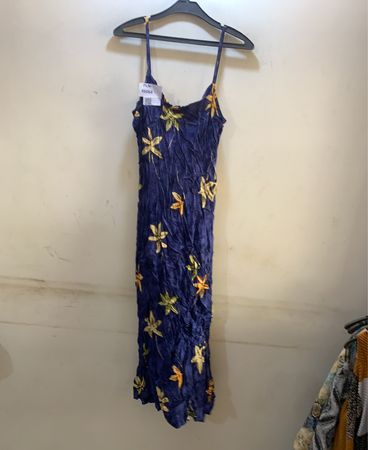 Blaues Blumenmuster gerafftes Maxikleid