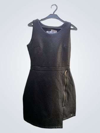 MOHITO COLLECTION Schwarzes gesteppte Kleid mit Reißverschlussdetails