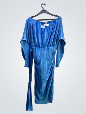 Blaues pliesiertes Kleid
