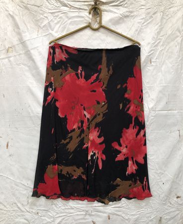 Schwarz und rot gemusterter Rock mit Blumenmuster
