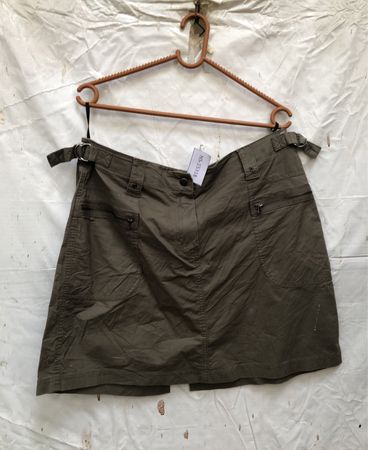 Olivegrüner Rock mit Taschen und Reißverschlüssen