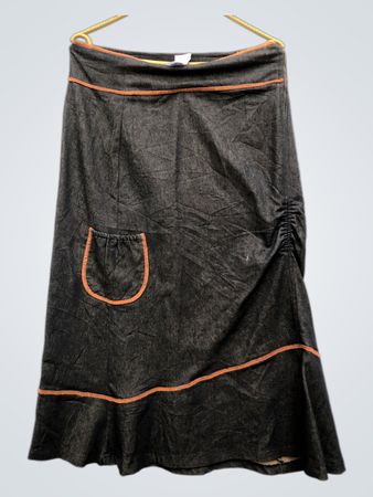 Dunkelblauer Jeansrock mit orangefarbigen Nähten und Tasche