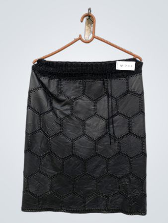 Schwarzer hexagonaler Patchwork-Rock mit gestricktem Bund