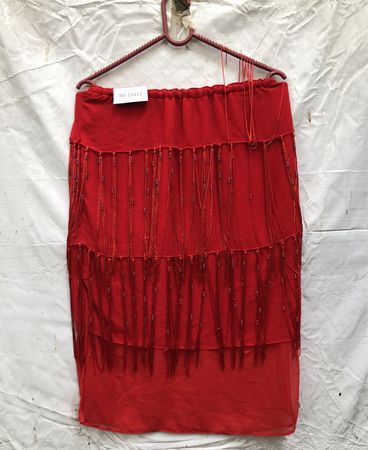 Roter Rock mit Perlenfransen