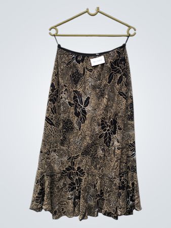Brauer und schwarzer Blumenmusterrock mit Etikett NS-15452