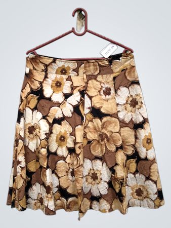 Brauner und weißer floral gemusterter Faltenrock