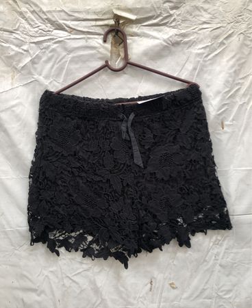 Schwarze Spitzen-Shorts