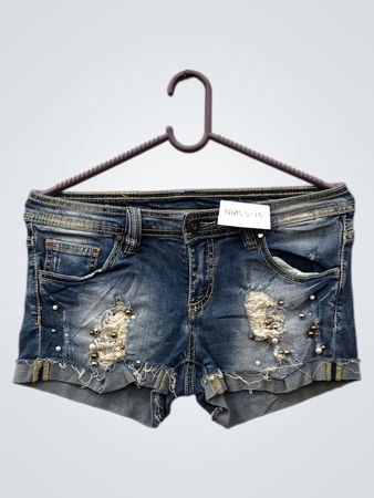 Verstörte Denim-Shorts mit Perlen- und Nietenverzierungen