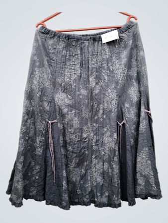 Blaue Midi-Rock mit Blumenmuster und Bindedetails