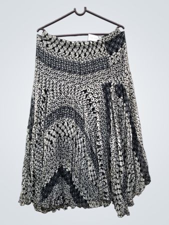 Faltenrock mit schwarz-weißer Blumenmuster im Midi-Look