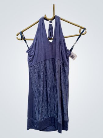 Blaues Neckholder-Top mit Faltendetails