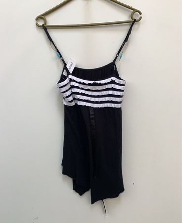 Schwarzes Tanktop mit weißen Rüschen und mit Perlen besetzten Trägern