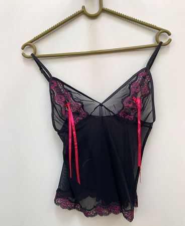 Schwarzes Spitzen-Camisole mit pinkfarbenem Blumenmuster