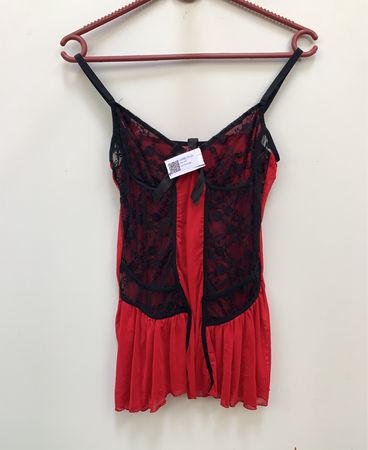 Roter und schwarzer Spitzen-Babydoll