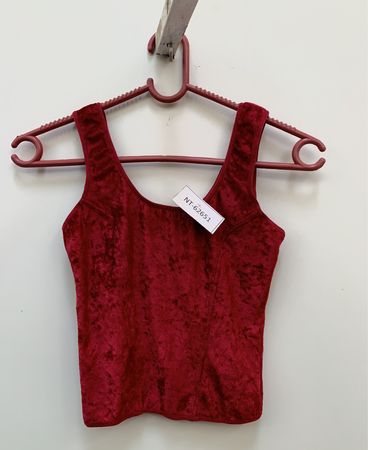 Rotes Samt-Top mit Etikett NT-62651