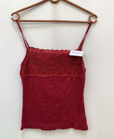 Rote Spaghetti-Top mit Spitzenbesatz