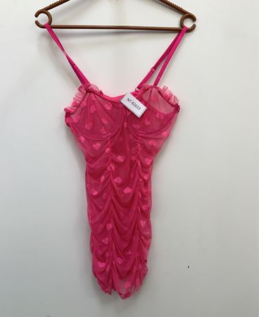 Rosa gerafftes Netzkleid mit Herzmuster