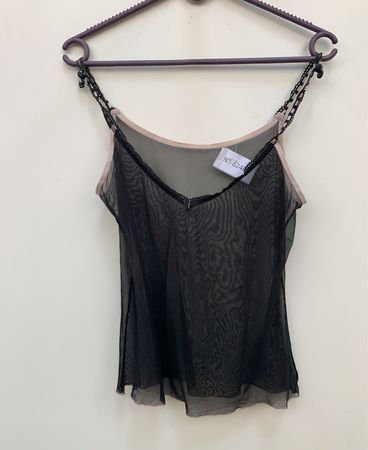Schwarze Mesh-Top mit NT-62462-Tag