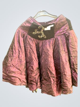 Lila Rock mit schwarzem Samt und Verzierungen