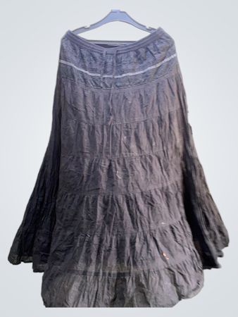N T V O Schwarzer gestufter Maxikleid