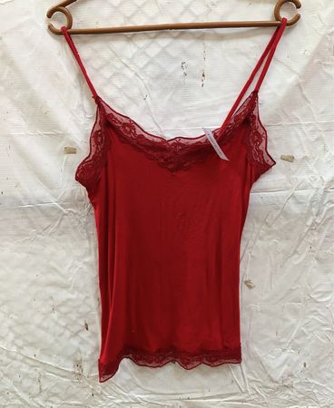 Rotes Trägertop mit Spitzenbesatz
