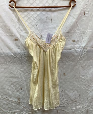 Gelbes Spaghetti-Trägerkleid mit Spitze und Pailletten