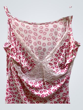Pinkes Top mit Lippenmuster und Spitzenbesatz