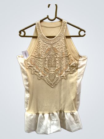 Beiges Tanktop mit verziertem Ausschnitt und gerüschtem Saum
