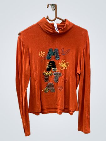 Oranges Rollkragenhemd mit gesticktem "MA T" auf der Vorderseite und "JEANS" auf der Rückseite