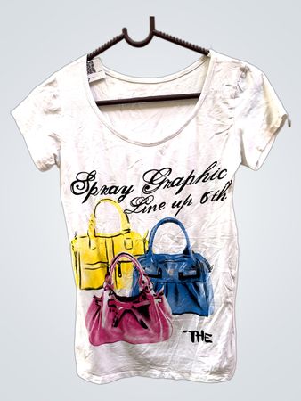 Weißes T-Shirt mit Sprühgrafik von Handtaschen