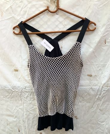 Schwarzes Tanktop mit weißem Netzüberzug