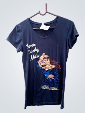 Navy T-Shirt mit "Seven Lovely Men" Grafik