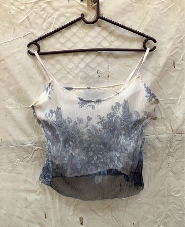 Durchsichtige Blumencamisole mit dem Etikett NT-62901