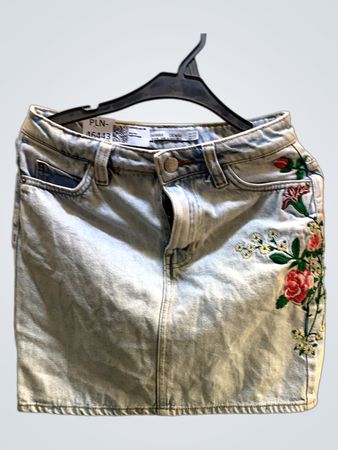 Bershka Jeans-Minirock mit floralen Stickereien
