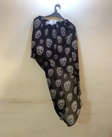 Schwarzer Rock mit Totenkopf-Druck