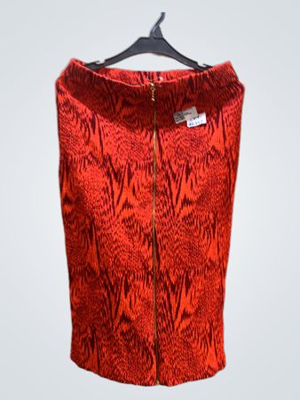 Roter und orange gemusterter Bleistiftrock