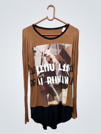 Braunes Langarm-T-Shirt mit Grafikdruck