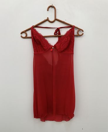 Rote Spitzen-Halterchemise