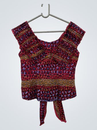 Oberteil mit abstraktem Druck und Bindedetail
