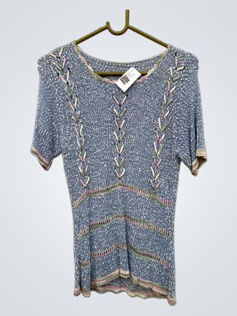 Blaues Stricktop mit dekorativen Nähten