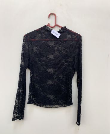 Schwarzes Spitzen-Top mit Mock Neck